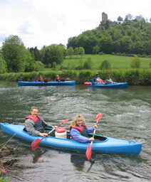 Kanu-Gruppe im Sommer auf der Wiesent
