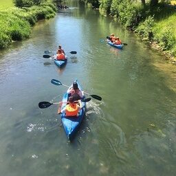 Gruppe von Kanufahrern auf dem Weg nach Ebermannstadt