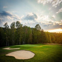 Abschlagplatz des Golfclub Oberfranken bei Sonnenschein
