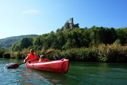 Kanufahrer auf der Wiesent mit Panorama der Neideck im Hintergrund