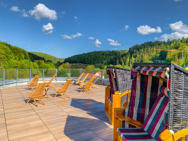 Die Dachterrasse mit gemütlichen Stühlen und toller Aussicht auf die Fränkische Schweiz