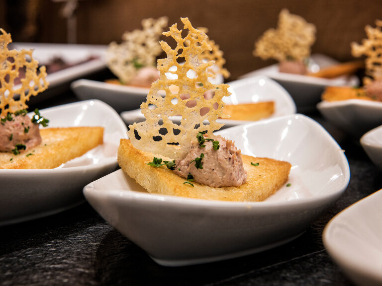 Mehrere Desert-Kreationen in weißen Schälchen im Restaurant des Hotels Sponsel-Regus