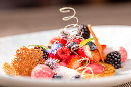 Ein lecker aussehendes Früchtedessert das besonders angerichtet wurde