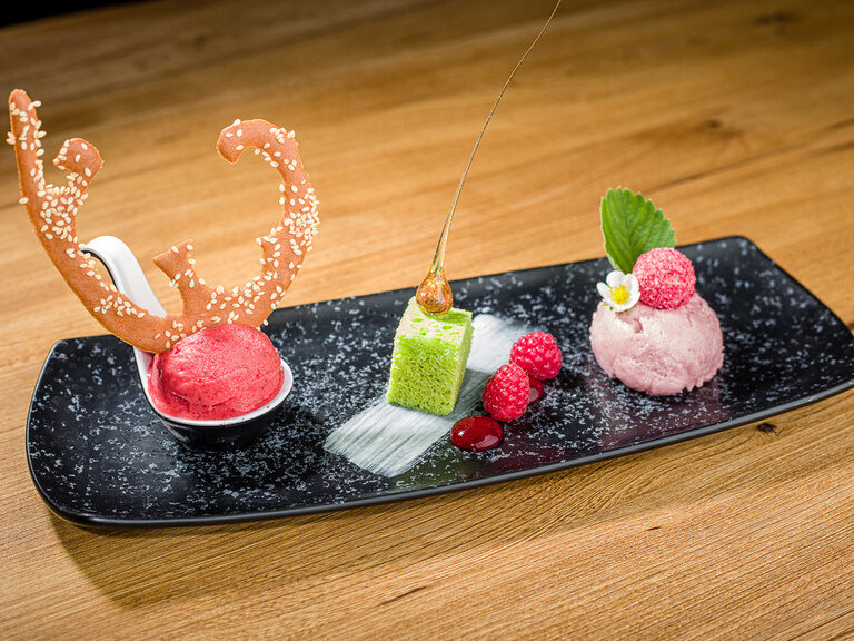 Ein Dessertteller mit drei verschiedenen Nachspeisen im Hotel Sponsel-Regus in Franken
