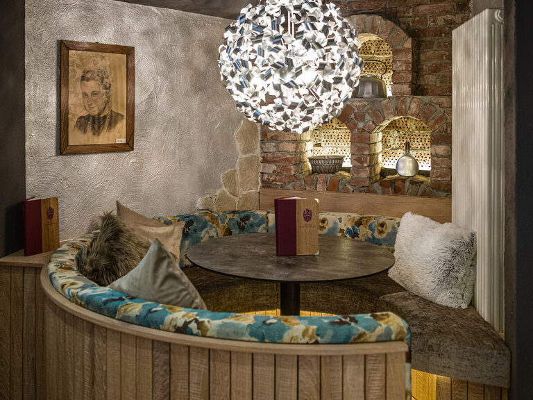 Eine einladende Sitzecke in der Bar "Alte Küche" im Landhaus Sponsel-Regus