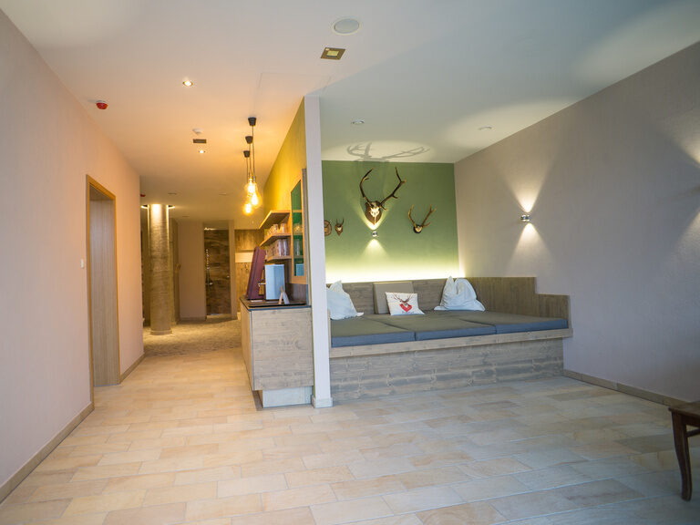 Ein einladender Ruhebereich im Hotel Sponsel-Regus