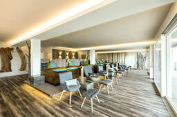Ein Ruhebereich im Wellnesshotel Landhaus Sponsel-Regus in Franken mit eleganten Möbeln und großen Glasfronten.