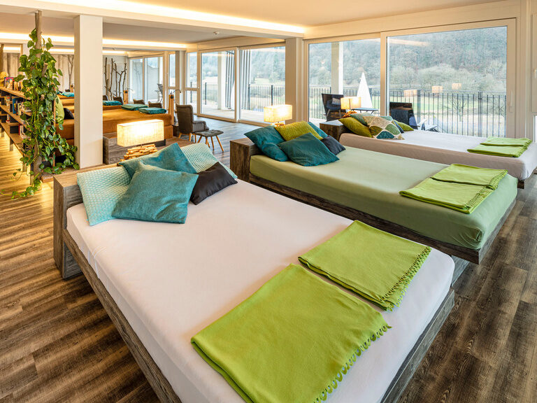 Ein gemütlicher Abschnitt im Panorama-Ruheraum mit modernen Holzböden und heller Fensterfront im Hotel Sponsel-Regus