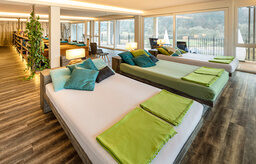 Ein gemütlicher Abschnitt im Panorama-Ruheraum mit modernen Holzböden und heller Fensterfront im Hotel Sponsel-Regus