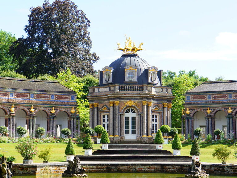 Ein majestätisches Gebäude der Eremitage in Bayreuth in Franken