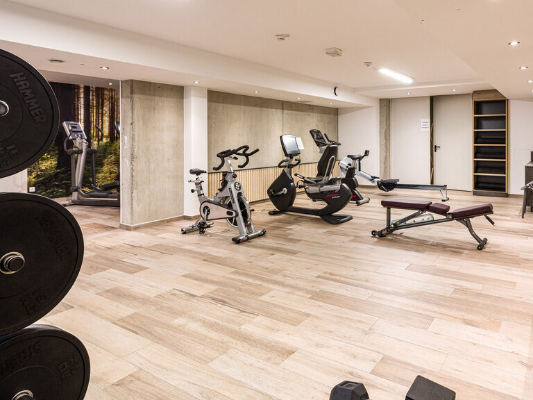 Das Fitnessstudio ist mit Gewichten und Kurzhanteln und anderen Geräten ausgestattet.