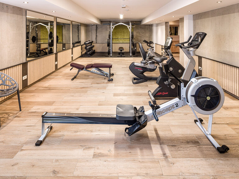 Der Fitnessraum in Franken verfügt über moderne Laufbänder und andere Fitnessgeräte.
