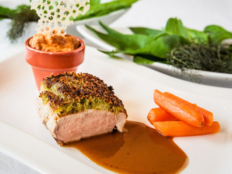 Das Gericht auf dem Teller zeigt eine bunte Mischung aus Zutaten im Restaurant in Franken