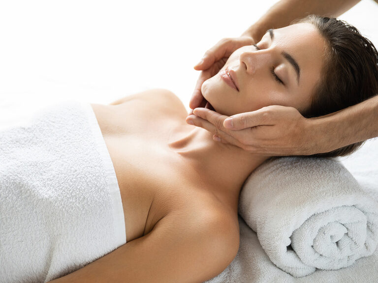 Eine Frau genießt eine entspannende Massage im Wald-Spa im Hotel Sponsel-Regus in Franken