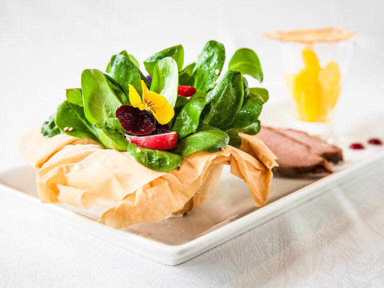 Eine frische Salatkreation auf einem eleganten weißen Teller