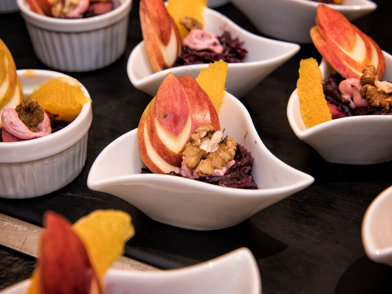 Ein Tisch mit Schalen voller Früchte und Nüsse im Wellnesshotel.