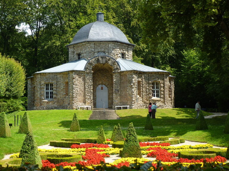 Ein steinernes Gebäude im Garten des Felsengartens Sanspareil in Franken
