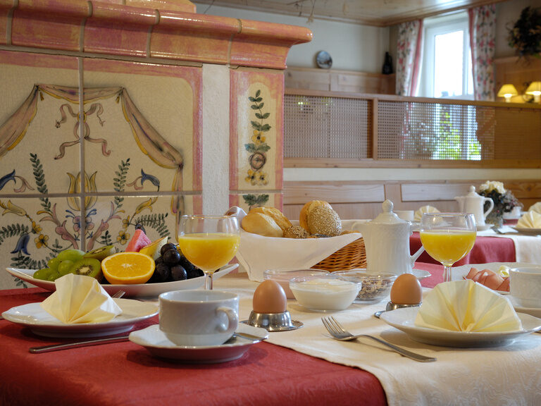 Ein reichlich gedeckter Frühstückstisch im Landhaus Sponsel-Regus in Franken