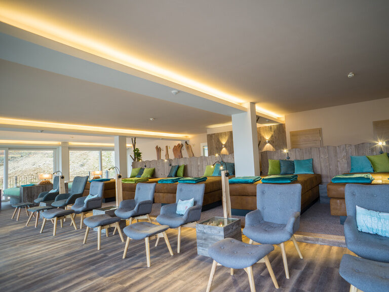 Geschmackvoll eingerichteter Panorama-Ruheraum im Landhaus Sponsel-Regus, ausgestattet mit bequemen Sofas und Sesseln.