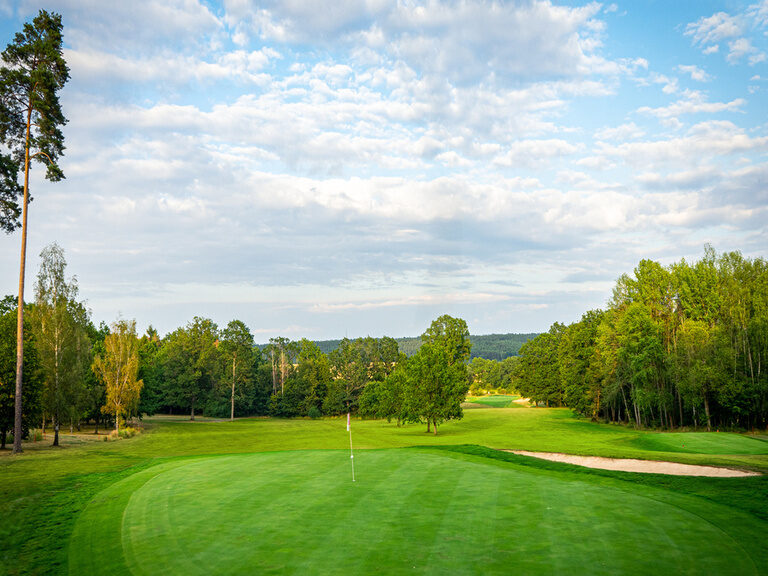 Strahlender Sonnenschein auf Bahn 5 des Golfclub Oberfranken