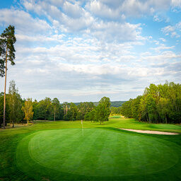 Strahlender Sonnenschein auf Bahn 5 des Golfclub Oberfranken