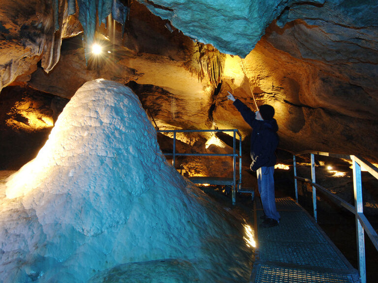 Stalaktiten und Stalagmiten schmücken die Wände der Erlebnishöhle.