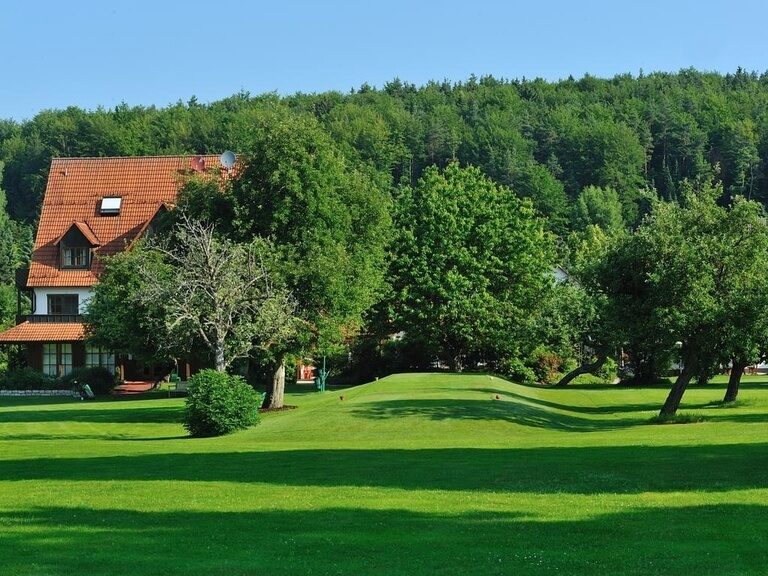 Haupthaus im Grünen des Golfclub Fränkische Schweiz bei Kanndorf