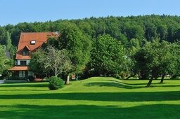 Haupthaus im Grünen des Golfclub Fränkische Schweiz bei Kanndorf