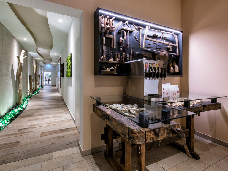 Ein eleganter Flur mit stilvollen Deckenleuchten und Kunstwerken an den Wänden im Landhaus Sponsel-Regus in Franken