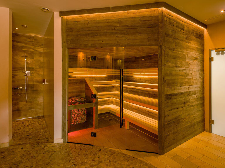 Eine neue moderne Holzsauna im Saunenbereich Schlössla des Hotels Sponsel-Regus