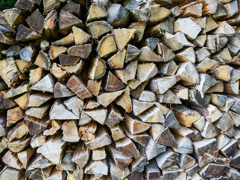 Ein Stapel gehacktes Holz aufeinander geschichtet