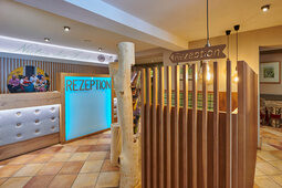 Moderne Einrichtung und stilvollen Komfort im Rezeptionsbereich des Wellnesshotels Sponsel-Regus in Franken