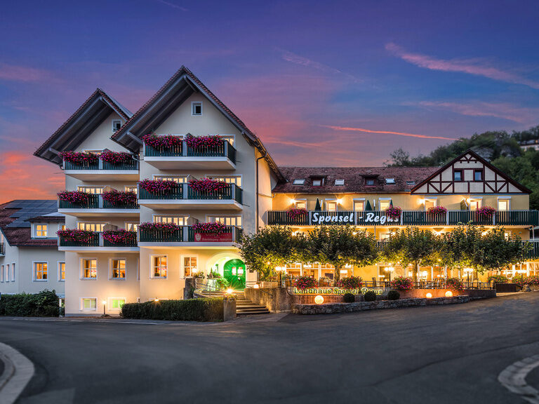 Das Hotel Sponsel-Regus in Franken leuchtet im sanften Licht der Abenddämmerung
