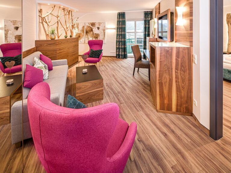 Eine bequeme Couch und Sessel bieten viel Komfort im Hotelzimmer im Landhaus Sponsel-Regus