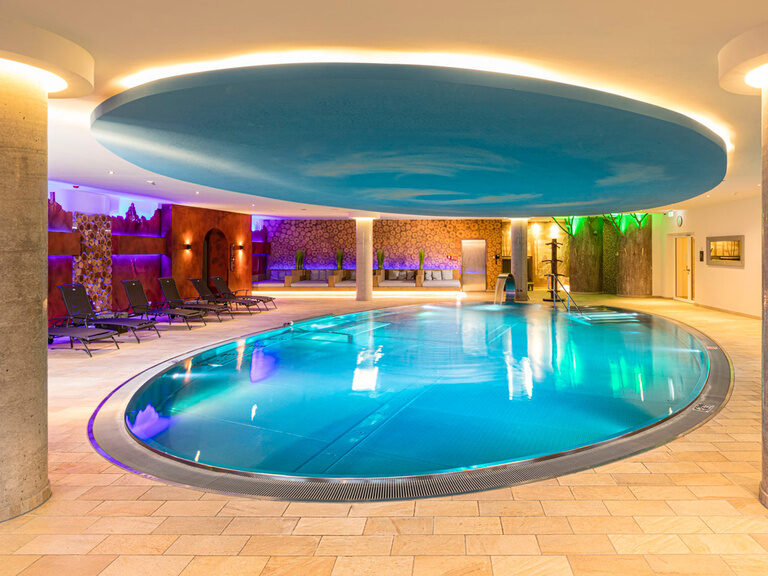 Der weitläufige Innenpoolbereich der Wasserwelt im Hotel Sponsel-Regus besticht durch einzigartige Amtosphäre.