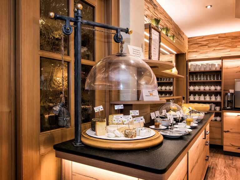 Eine Auswahl an verschiedenen Käsesorten befindet sich unter einer Glocke im Landhaus Sponsel-Regus