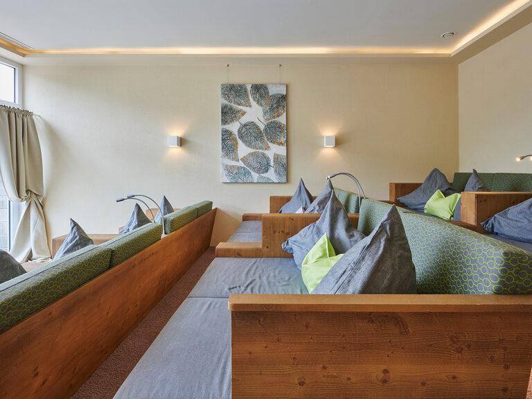 Ein komfortabler Ruhebereich mit Sofabetten im Landhaus Sponsel-Regus, Franken