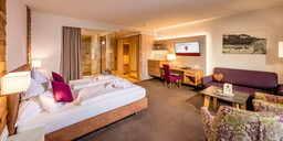 Die Innenausstattung des Hotelzimmers strahlt Komfort und moderne Eleganz aus.