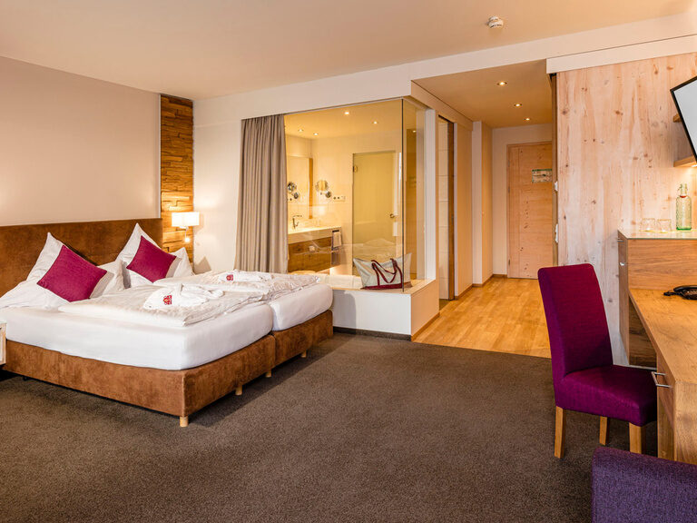 Ein gemütliches Zimmer mit komfortablem Bett und Schreibtisch im Landhaus Sponsel-Regus.