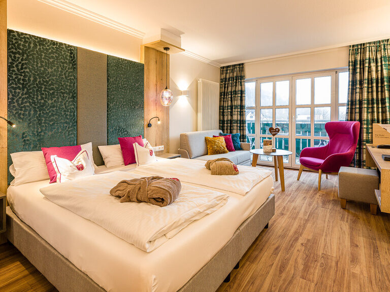 Das stilvolle Komfortdoppelzimmer im Haus Matttein bietet eine einladende, gemütliche Atmosphäre und edles Interior