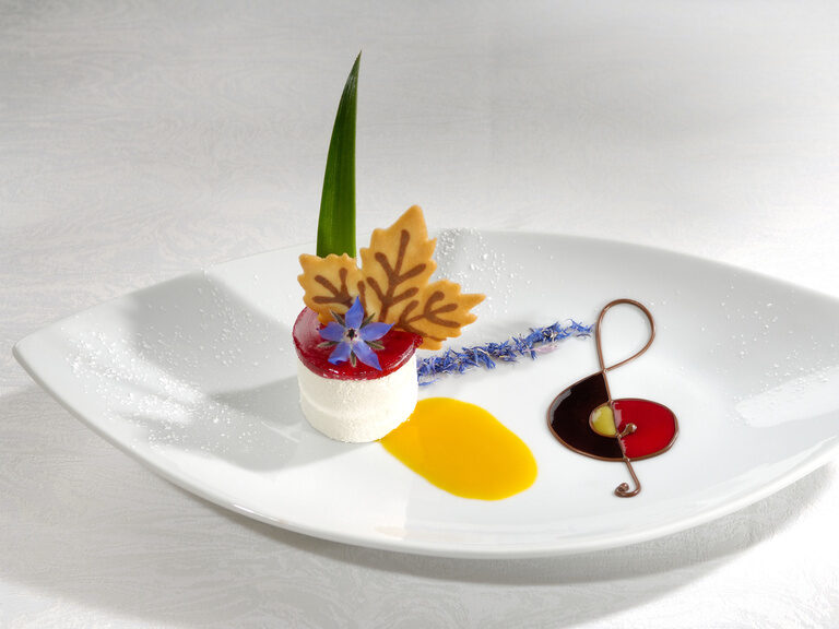 Ein kreatives und ansprechendes Dessert des Restaurant im Hotel-Sponsel Regus