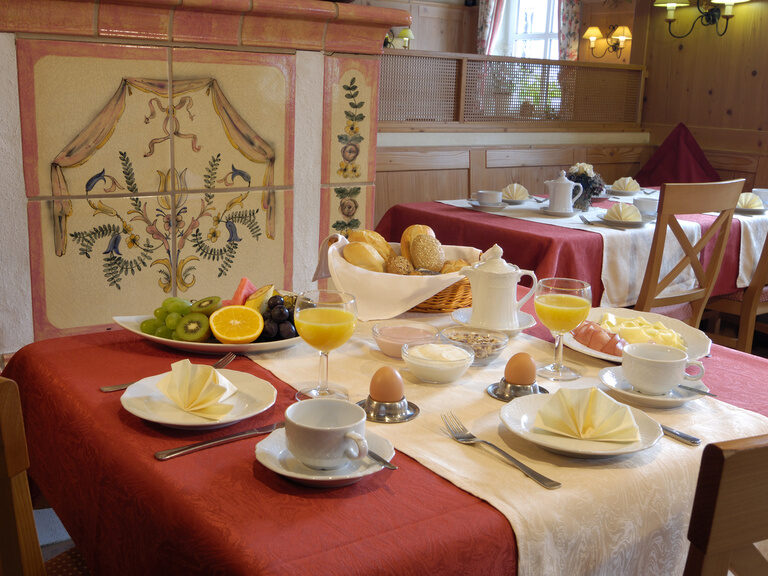 Ein Frühstückstisch im Restaurant des Hotels Sponsel Regus mit Eierbächer und Früchten