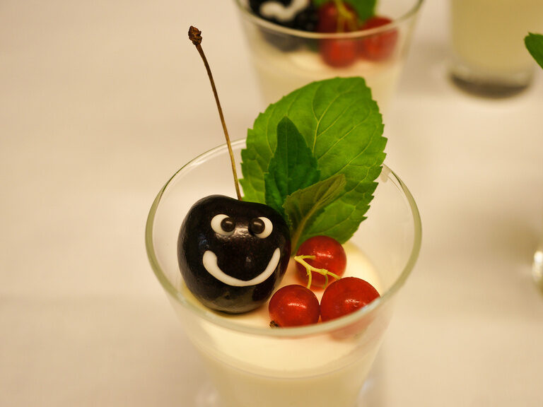 Drei Gläser, gefüllt mit Desserts auf einem Tisch im Restaurant des Landhaus Sponsel-Regus.