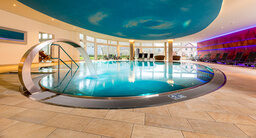 Der stilvolle Pool im Erholungsbereich des Landhaus Sponsel-Regus in Franken