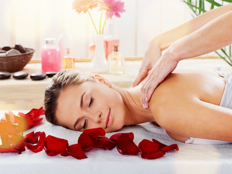 Sanfter Druck wird auf Schultern und Nacken während einer Massage im WaldSpa des Hotels Sponsel-Regus ausgeübt.