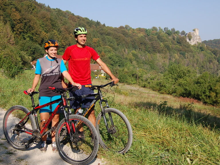 Fahrradfahrer mit E-Bikes auf einem Feldweg in Franken
