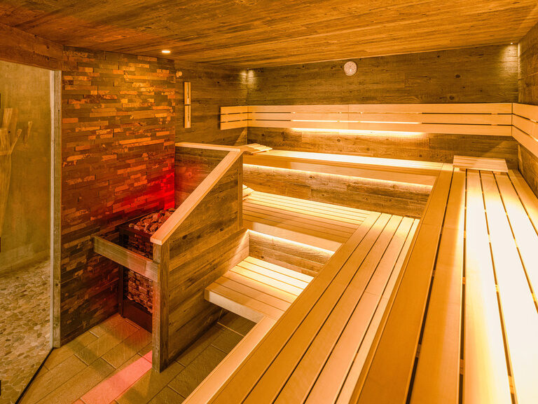 Eine moderne und neue, schön beleuchtete Sauna im Saunabereich des Hotels Sponsel-Regus