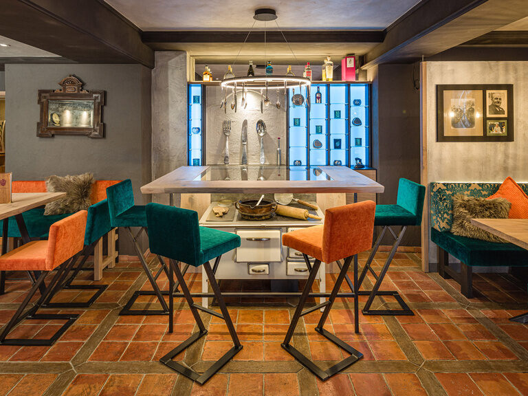 Die moderne und lockere Einrichtung der Bar "Alte Küche" Des Hotels Sponsel-Regus