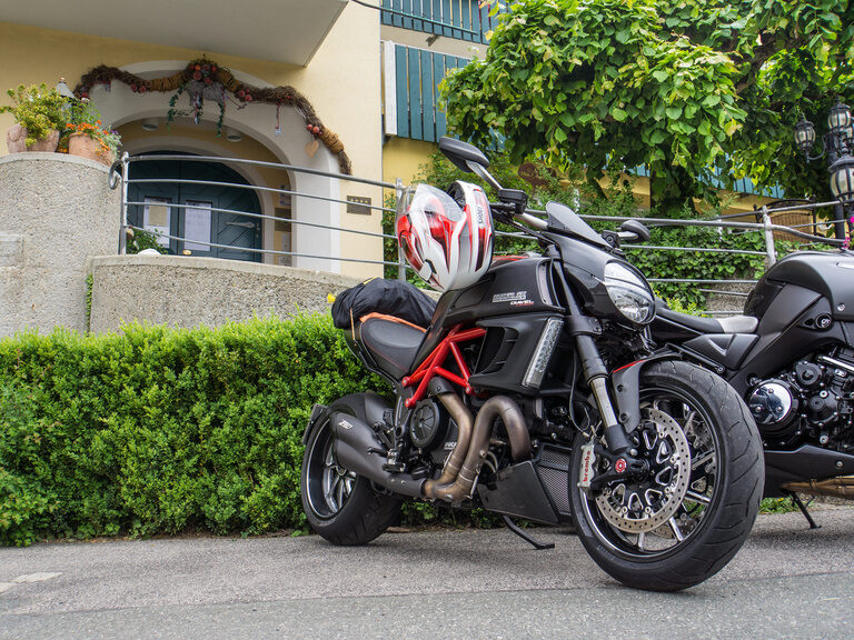 Ein Motorrad parkt vor dem Hotel Sponsel-Regus in Franken
