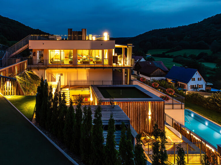 Das Landhotel Sponsel-Regus in Franken erleuchtet bei Nacht